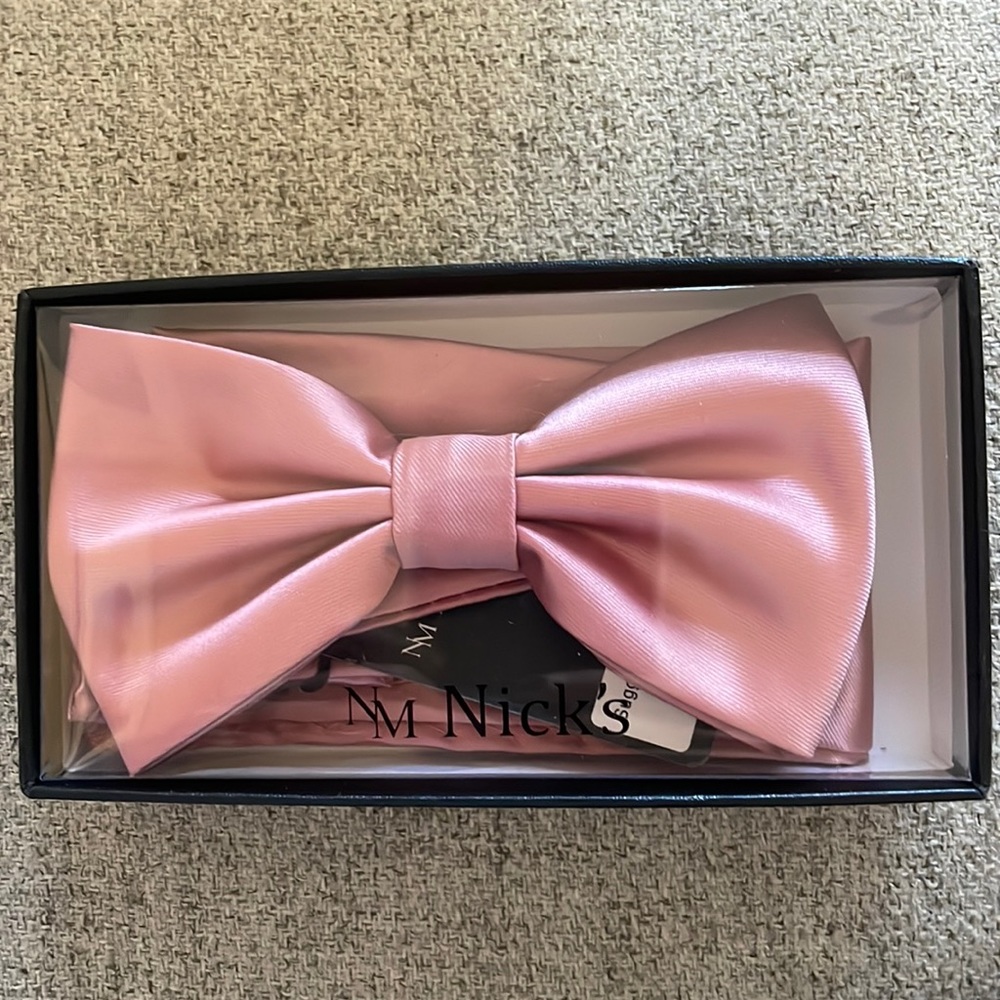 Mauve pink bow tie